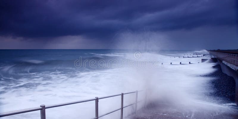Krascha waves för stormväder fotografering för bildbyråer Krascha waves för stormväder fotografering för bildbyråer