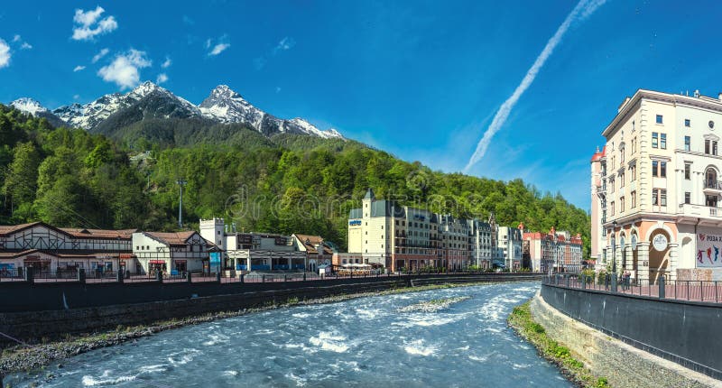 Krasnaya Polyana, Rosa Khutor, natt, vatten, ljus royaltyfri fotografi