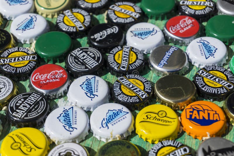 Krasnodar, Rusia - 29 de abril de 2018: Casquillos de la botella de cerveza, una mezcla de marcas globales: ` S, Gletcher, Coca-C fotografía de archivo libre de regalías Krasnodar, Rusia - 29 de abril de 2018: Casquillos de la botella de cerveza, una mezcla de marcas globales: ` S, Gletcher, Coca-C fotografía de archivo libre de regalías