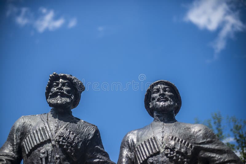 Krasnodar, Rusland, 7 kan 2019 Monument aan Kozakken en bergbeklimmer-helden van de Eerste wereldoorlog op Krasnaya-straat in Kra stock foto's Krasnodar, Rusland, 7 kan 2019 Monument aan Kozakken en bergbeklimmer-helden van de Eerste wereldoorlog op Krasnaya-straat in Kra stock foto's