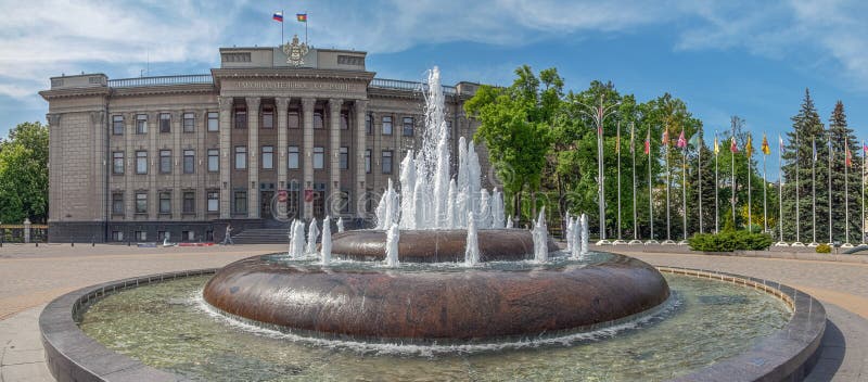 KRASNODAR, RUSLAND - MEI 3, 2017: De bouw van de wetgevende vergadering stock fotografie KRASNODAR, RUSLAND - MEI 3, 2017: De bouw van de wetgevende vergadering stock fotografie