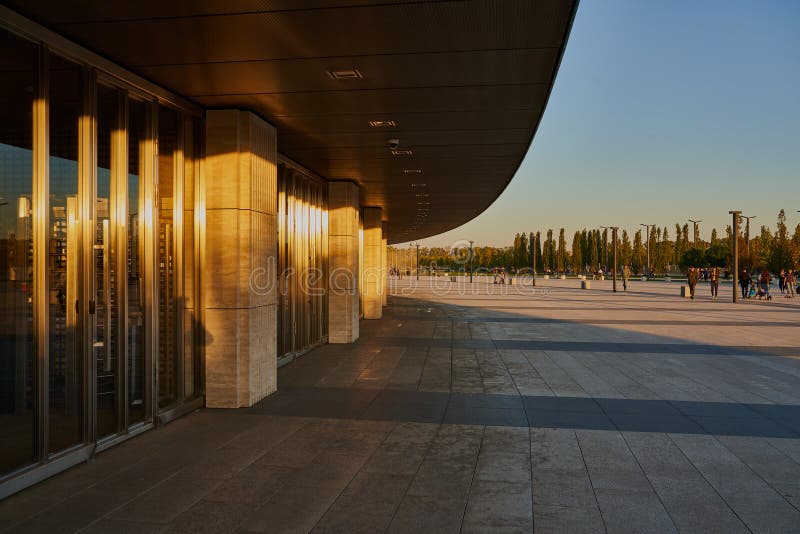Krasnodar, Russland - 7. Oktober 2018: Der Eingang des Neubaus des Krasnodar-Stadions bei Sonnenuntergang mit langen Schatten auf stockfotos Krasnodar, Russland - 7. Oktober 2018: Der Eingang des Neubaus des Krasnodar-Stadions bei Sonnenuntergang mit langen Schatten auf stockfotos