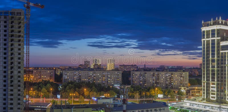 Krasnodar, Ρωσία - 29 Ιουνίου 2019: όμορφη πρόσοψη του κτηρίου ενάντια στο νυχτερινό ουρανό με το ηλιοβασίλεμα Άποψη της οδού Tur στοκ φωτογραφίες με δικαίωμα ελεύθερης χρήσης Krasnodar, Ρωσία - 29 Ιουνίου 2019: όμορφη πρόσοψη του κτηρίου ενάντια στο νυχτερινό ουρανό με το ηλιοβασίλεμα Άποψη της οδού Tur στοκ φωτογραφίες με δικαίωμα ελεύθερης χρήσης