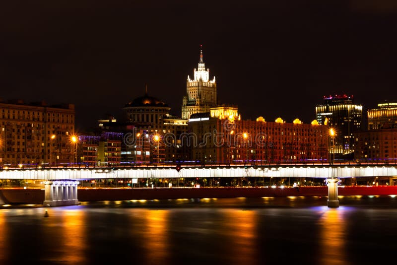 Krasnopresnenskaya-hoogtepunt en brug over Novoarbatskiy Slaapstand Moskou royalty-vrije stock foto Krasnopresnenskaya-hoogtepunt en brug over Novoarbatskiy Slaapstand Moskou royalty-vrije stock foto