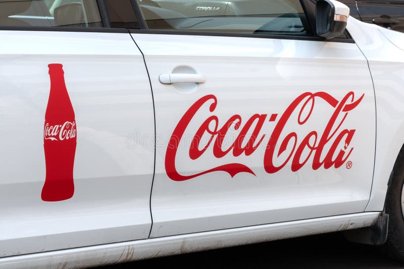 Krasnoyars, Rusland, 3 juli 2019: Coca Cola Company Car The Rusland collectief embleem op de deur royalty-vrije stock afbeelding Krasnoyars, Rusland, 3 juli 2019: Coca Cola Company Car The Rusland collectief embleem op de deur royalty-vrije stock afbeelding