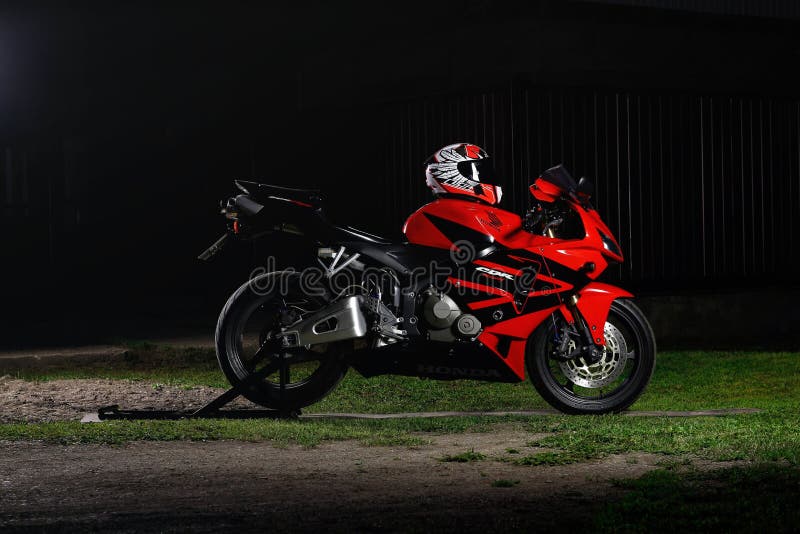 KRASNOYARSK, RUSIA - 27 de mayo de 2019: Sportbike rojo y negro Honda CBR 600 RR 2005 PC37 en la pista en la noche Efecto luminos fotografía de archivo libre de regalías KRASNOYARSK, RUSIA - 27 de mayo de 2019: Sportbike rojo y negro Honda CBR 600 RR 2005 PC37 en la pista en la noche Efecto luminos fotografía de archivo libre de regalías