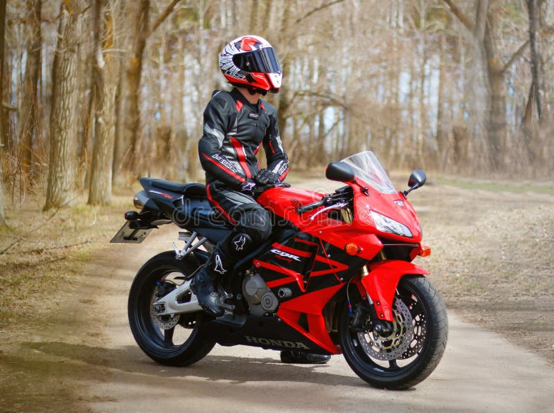 KRASNOÏARSK, RUSSIE - 21 avril 2018 : Beau motocycliste dedans image stock