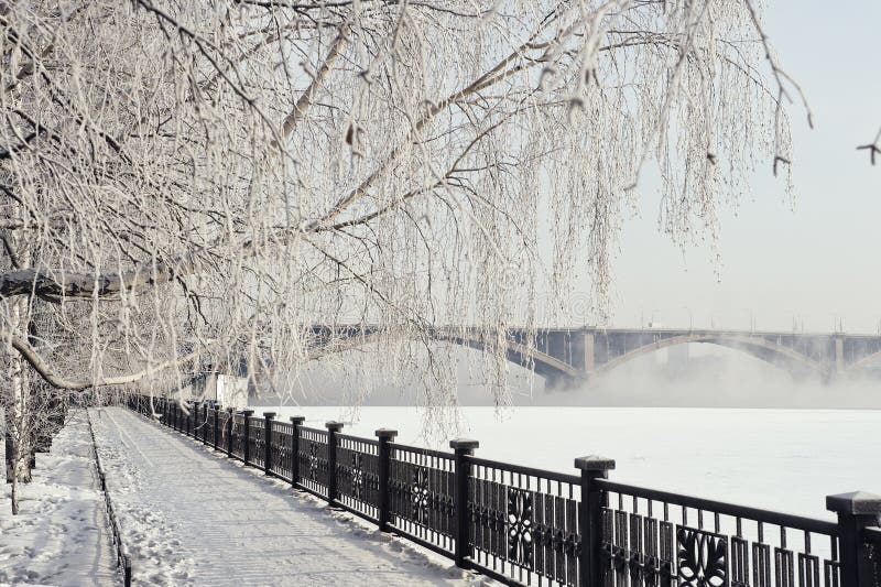 Krasoyarsk Kommunalnii il ponte fotografia stock Krasoyarsk Kommunalnii il ponte fotografia stock