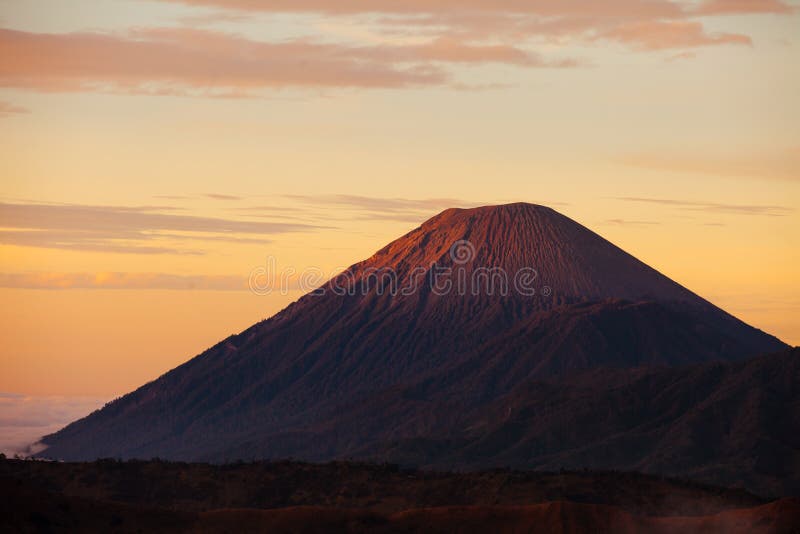 Krater av monteringen Sumeru i den Bromo Tengger Semeru nationalparken, in royaltyfri bild Krater av monteringen Sumeru i den Bromo Tengger Semeru nationalparken, in royaltyfri bild