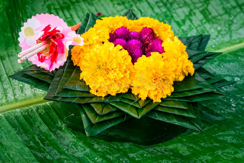 Krathong zrobi? bananowy li?? i kwiaty fotografia royalty free Krathong zrobi? bananowy li?? i kwiaty fotografia royalty free