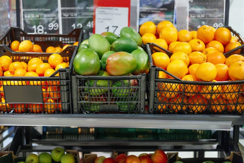 Kratten met rijpe sinaasappel en grapefruits op planken royalty-vrije stock foto's Kratten met rijpe sinaasappel en grapefruits op planken royalty-vrije stock foto's