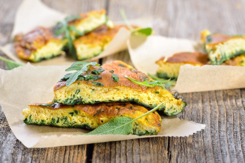 Kräuteromelett Mit Kirschtomaten Und Arugula Auf Beton. Frühstück ...