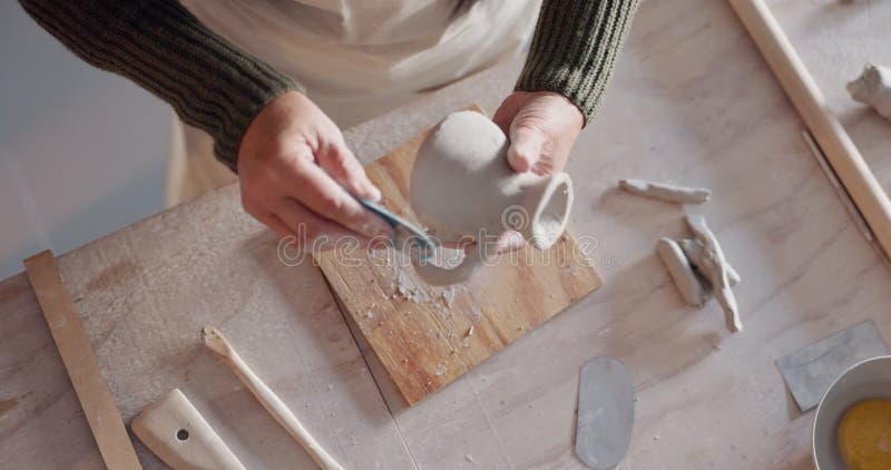 Kreativ och potterig med händerna på kvinnor som skulpterar på keramikworkbench för konstdesign och studio i verkstad lager videofilmer