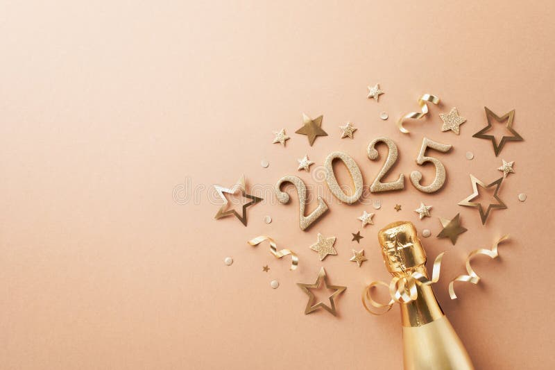 Kreativa julklappar och nyårskomposition med guldchampagneflaskans remsor konetti-stjärnor och 2025-nummer. royaltyfri fotografi