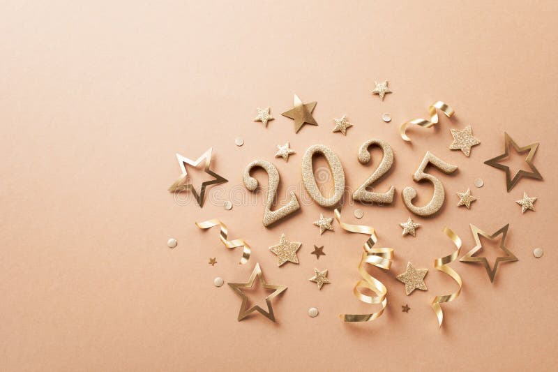 Kreativa julklappar och nyårskomposition med guldpartisströmmare konetti-stjärnor och 2025-nummer. plana royaltyfri bild