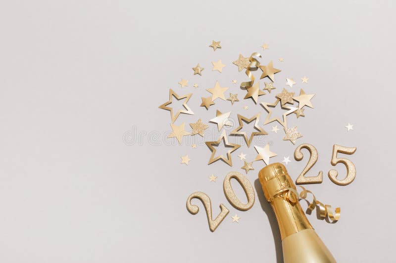 Kreativa julklappar och nyårskomposition med konetti-stjärnor för gyllene champagneflaskor och 2025-nummer. plana royaltyfria bilder
