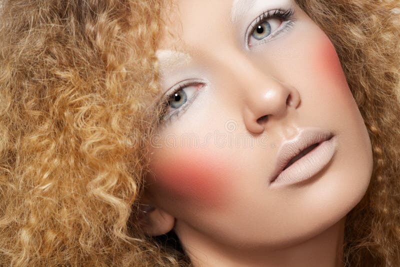 Kreative Art. Baumuster mit dem lockigen Haar, Spaßverfassung stockbilder Kreative Art. Baumuster mit dem lockigen Haar, Spaßverfassung stockbilder