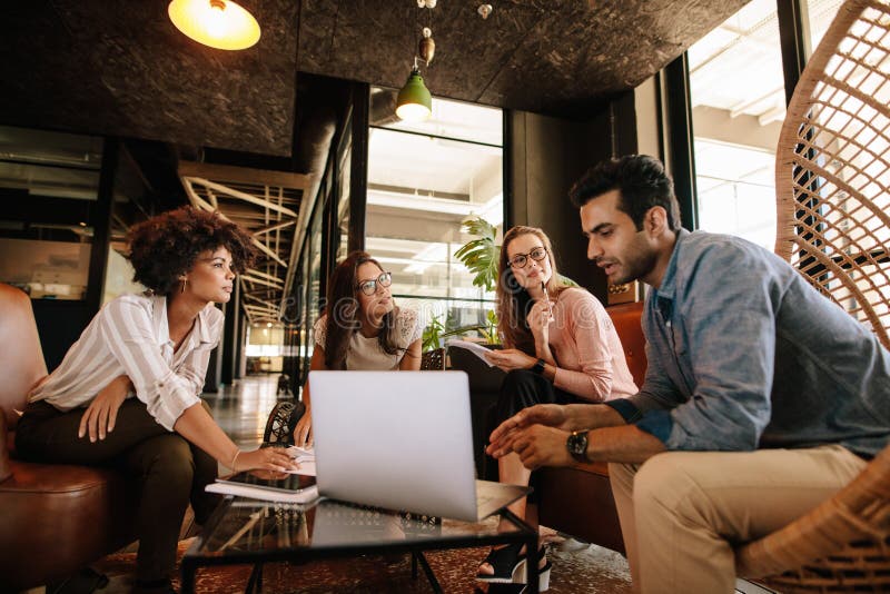 Kreative Leute, die eine Sitzung über Brainstorming im Büro tun stockfotos