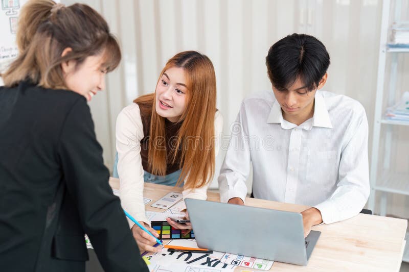 Kreative Teamdynamik und Design Thinking. Ein Brainstorming mit Designern, die visuelle Ideen und Konzepte austauschen. stockfotos