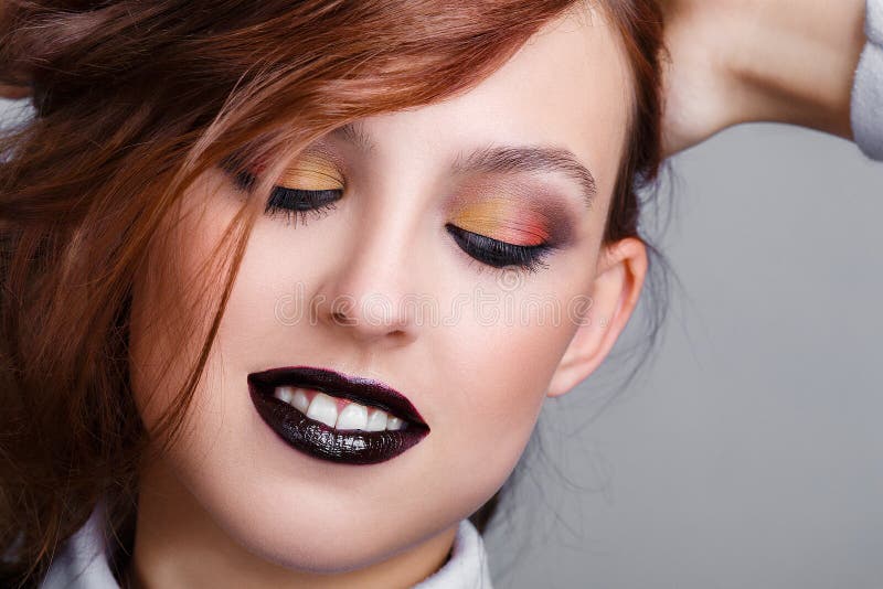 Kreative Verfassung Schönes junges Modemädchen mit schwarzem Lippenstift Bezauberndes Modell mit dem dunklen glatten Make-up, das lizenzfreie stockfotografie
