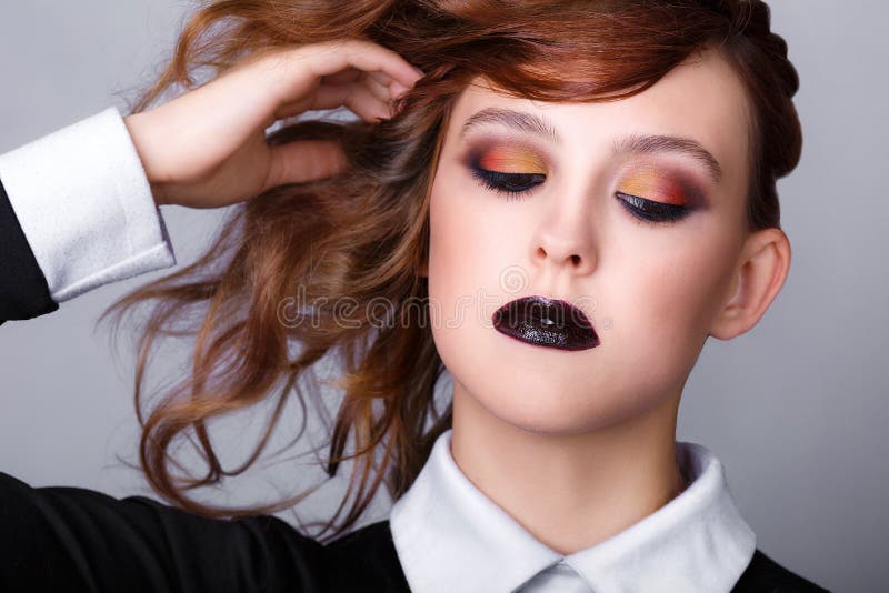 Kreative Verfassung Schönes junges Modemädchen mit schwarzem Lippenstift Bezauberndes Modell mit dem dunklen glatten Make-up, das stockfotos