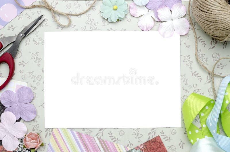 Kreativer Arbeitsplatz mit einem weißen Blatt in der Mitte, scrapbooking lizenzfreie stockbilder Kreativer Arbeitsplatz mit einem weißen Blatt in der Mitte, scrapbooking lizenzfreie stockbilder