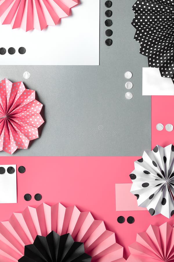 Kreativer rosa Hintergrund mit gefalteten Papierfans und Konfetti über auf Schwarz, rosa und Weiß stockbild