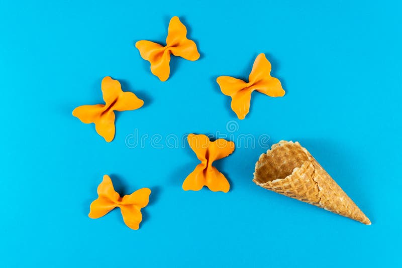 Kreativer Sommerplan gemacht von der Eistüte, von den Waffelkegeln und von farbigem Teigwarengrieß lizenzfreie stockfotos Kreativer Sommerplan gemacht von der Eistüte, von den Waffelkegeln und von farbigem Teigwarengrieß lizenzfreie stockfotos