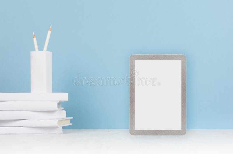 Kreativer Spott oben zurück zu Schule - weißes Briefpapier, leerer Tablettennotencomputer auf weichem blauem Hintergrund stockbild Kreativer Spott oben zurück zu Schule - weißes Briefpapier, leerer Tablettennotencomputer auf weichem blauem Hintergrund stockbild