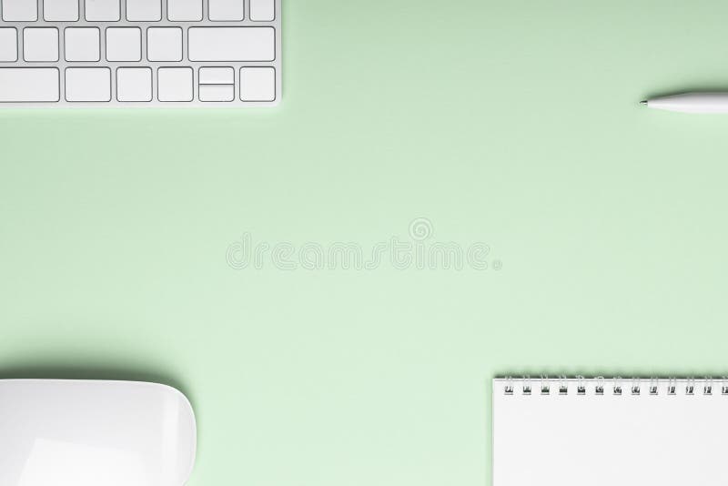 Kreatives Büro-hellgrüne Tabelle mit Computer-Tastatur-Maus lizenzfreies stockfoto Kreatives Büro-hellgrüne Tabelle mit Computer-Tastatur-Maus lizenzfreies stockfoto