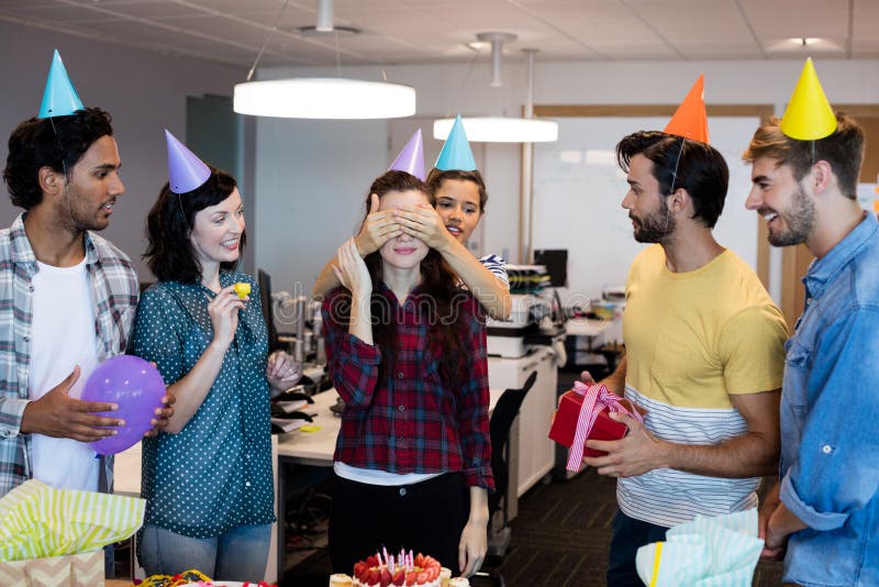 Kreatives Geschäftsteam, das eine Überraschung zu ihrem College auf ihrem Geburtstag gibt lizenzfreies stockfoto Kreatives Geschäftsteam, das eine Überraschung zu ihrem College auf ihrem Geburtstag gibt lizenzfreies stockfoto