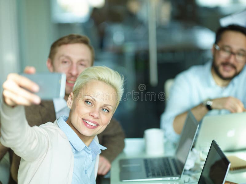 Kreatives Geschäftsteam, das Selfie bei der Sitzung nimmt lizenzfreie stockfotografie Kreatives Geschäftsteam, das Selfie bei der Sitzung nimmt lizenzfreie stockfotografie