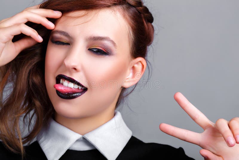 Kreatives Make-up Schönes junges Modemädchen mit schwarzem Lippenstift Glamouröses Modell mit dunkelglänzender Make-up-Darstellun lizenzfreie stockfotografie