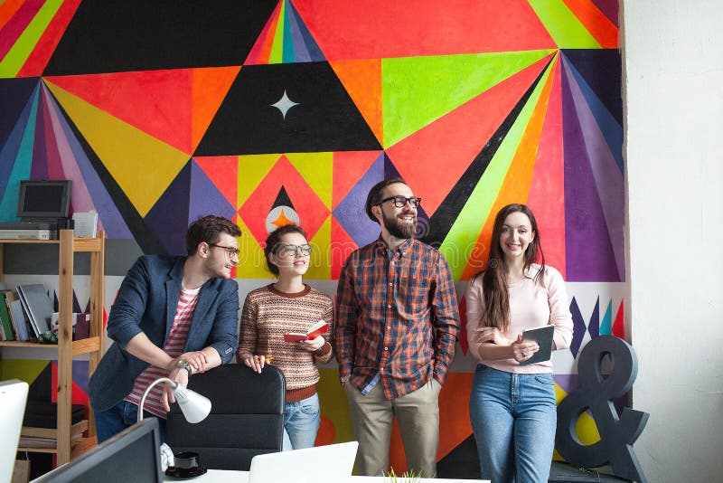 Kreatives Team von vier Kollegen, die im modernen Büro arbeiten lizenzfreie stockfotografie Kreatives Team von vier Kollegen, die im modernen Büro arbeiten lizenzfreie stockfotografie