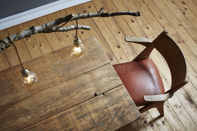 Kreatywnie desktop stylu życia brzozy nowożytna lampa i drewniany stół obraz stock Kreatywnie desktop stylu życia brzozy nowożytna lampa i drewniany stół obraz stock