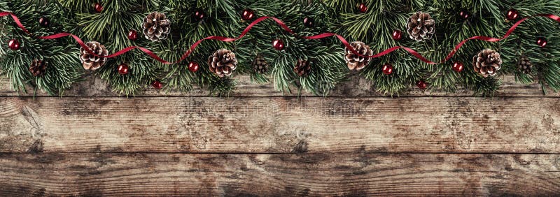 Kreatywnie układ rama robić Bożenarodzeniowe jodeł gałąź, sosna rożki i czerwona dekoracja, na drewnianym tle Xmas i nowego roku obrazy stock