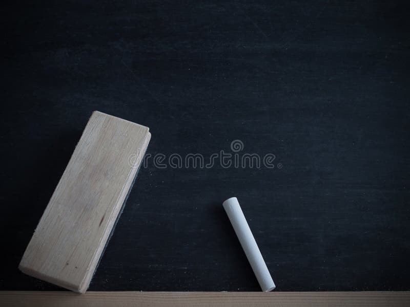Kreda nacierająca out i szczotkarska deleatur deska na blackboard backgroun obrazy stock Kreda nacierająca out i szczotkarska deleatur deska na blackboard backgroun obrazy stock