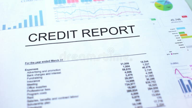 Kredietrapport die over lijst, grafiekengrafieken en diagrammen, officieel document liggen