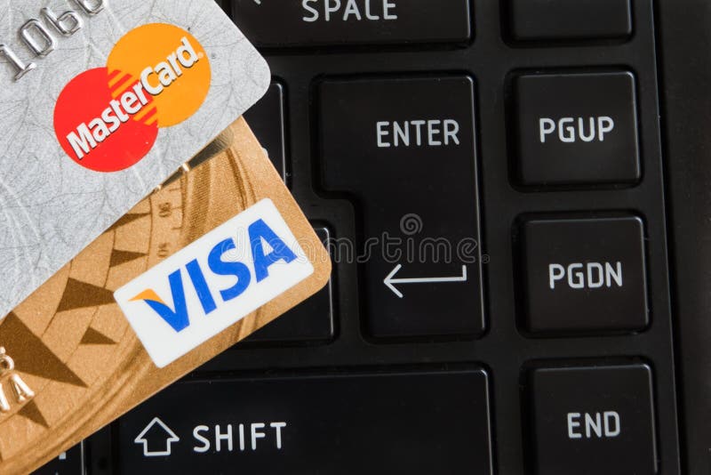 Kreditkarten auf Tastatur des Notizbuches lizenzfreie stockfotos Kreditkarten auf Tastatur des Notizbuches lizenzfreie stockfotos