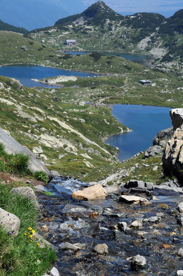 Kreek en Meren van de Rila-Bergen stock foto Kreek en Meren van de Rila-Bergen stock foto