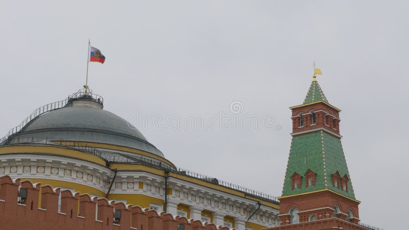 Kreml Moskva Dome från senaten som bygger tornet i ryska flaggan arkivfoton Kreml Moskva Dome från senaten som bygger tornet i ryska flaggan arkivfoton