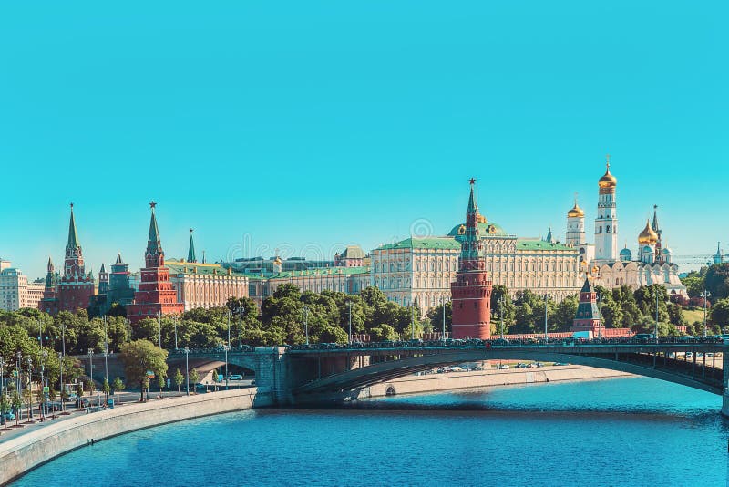 Kremlin de Moscou e céu azul na manhã, Rússia do rio imagem de stock Kremlin de Moscou e céu azul na manhã, Rússia do rio imagem de stock