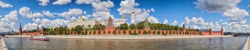 Kremlin de Moscou no verão imagens de stock royalty free Kremlin de Moscou no verão imagens de stock royalty free