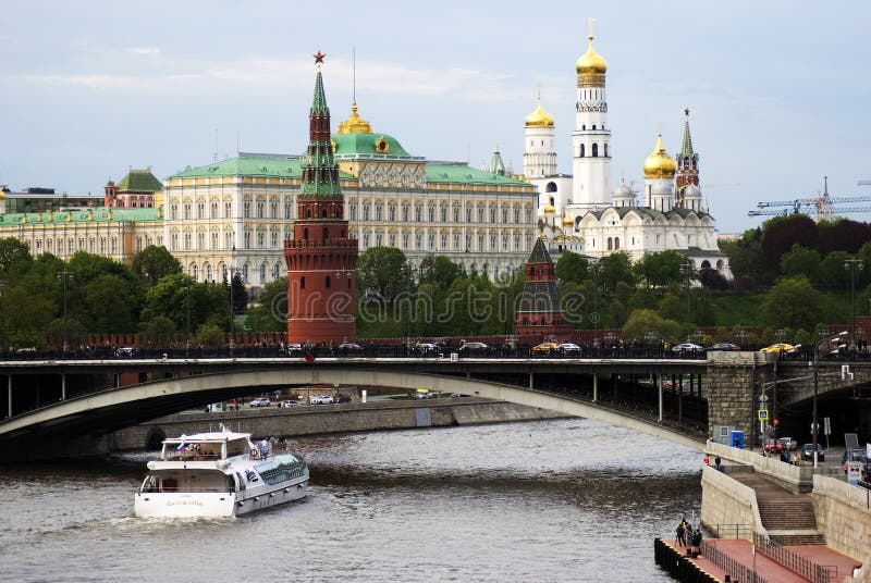 kremlin moscow panorama Kryssningskepp seglar på floden royaltyfria foton kremlin moscow panorama Kryssningskepp seglar på floden royaltyfria foton