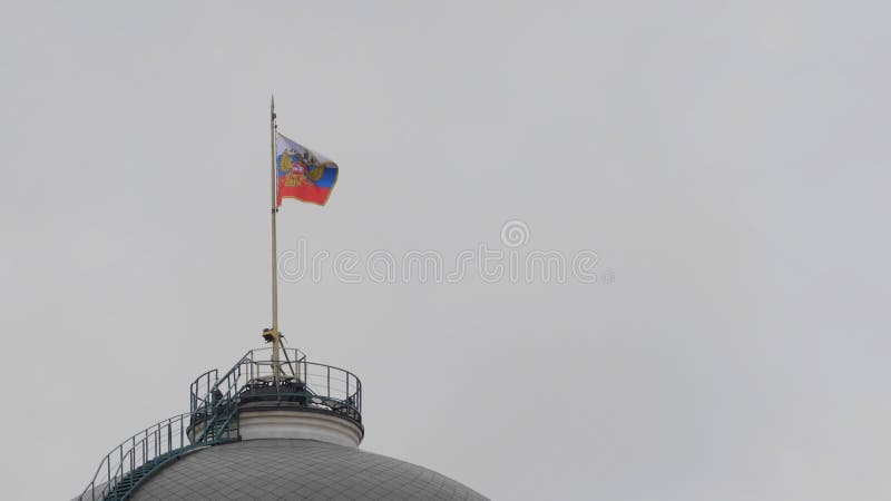 Kremlin Moskou Dome van de Senaat die de Russische vlaggentoren bouwt royalty-vrije stock foto Kremlin Moskou Dome van de Senaat die de Russische vlaggentoren bouwt royalty-vrije stock foto
