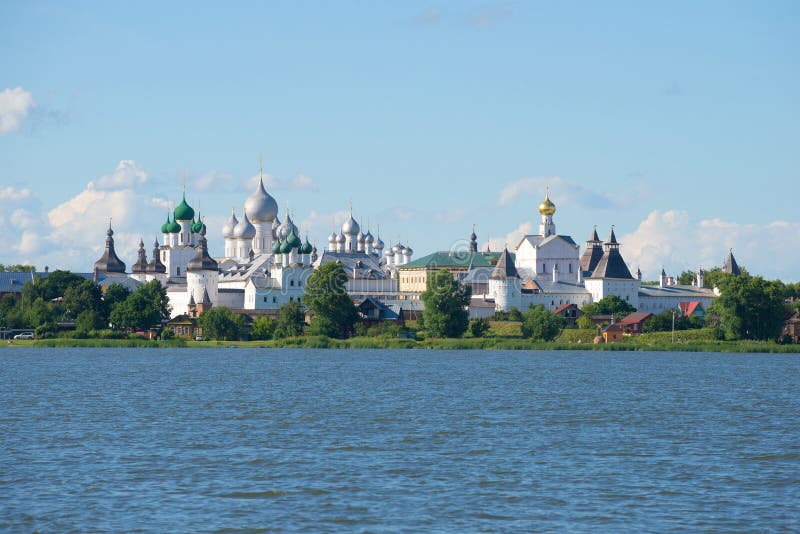 На берегах озера неро между москвой. Золотое кольцо России Ростов озеро Неро. Вид на Ростовский Кремль с озера Неро. Ростов Великий на озере Неро Горбатов. Музей Ростов Кремль озеро Неро.