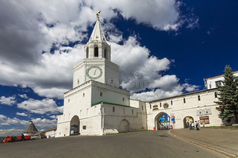 Kremlin Spasskaya i ściana górujemy z brama kościół w Kazan Kremlin, Kazan, republika Tatarstan, Rosja obraz stock Kremlin Spasskaya i ściana górujemy z brama kościół w Kazan Kremlin, Kazan, republika Tatarstan, Rosja obraz stock