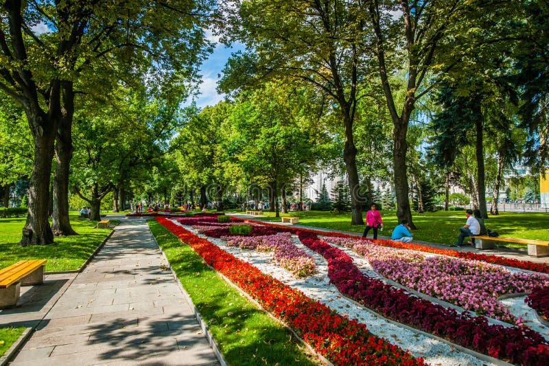 Kremlin Tour 32: Tourists in Secret Garden of the Editorial Stock Photo ...