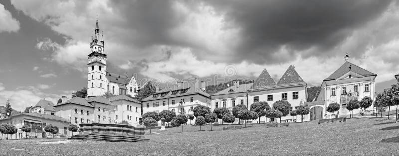 Kremnica - panorama del cuadrado de Safarikovo con el castillo y la iglesia del St Katherine fotos de archivo Kremnica - panorama del cuadrado de Safarikovo con el castillo y la iglesia del St Katherine fotos de archivo