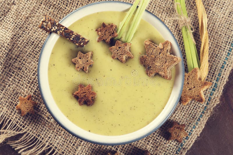 Kremowego Zupnego gruli Leek gwiazd Croutons garnirunku kuchni Kulinarnego Śmietankowego Kulinarnego Jarzynowego Jarskiego wegani obrazy stock